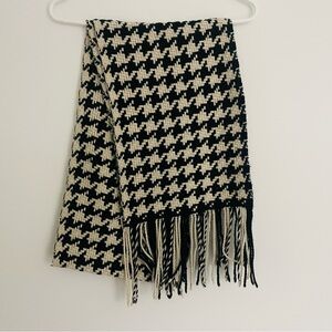 Banana Republic Black and Cream Houndstooth Scarf